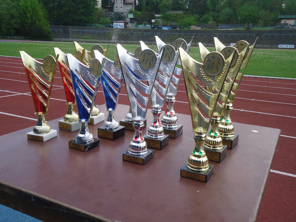 Na republikové finále nejlepších školních atletických družstev v Kolíně míří ministryně školství i mílař s drtivým finišem